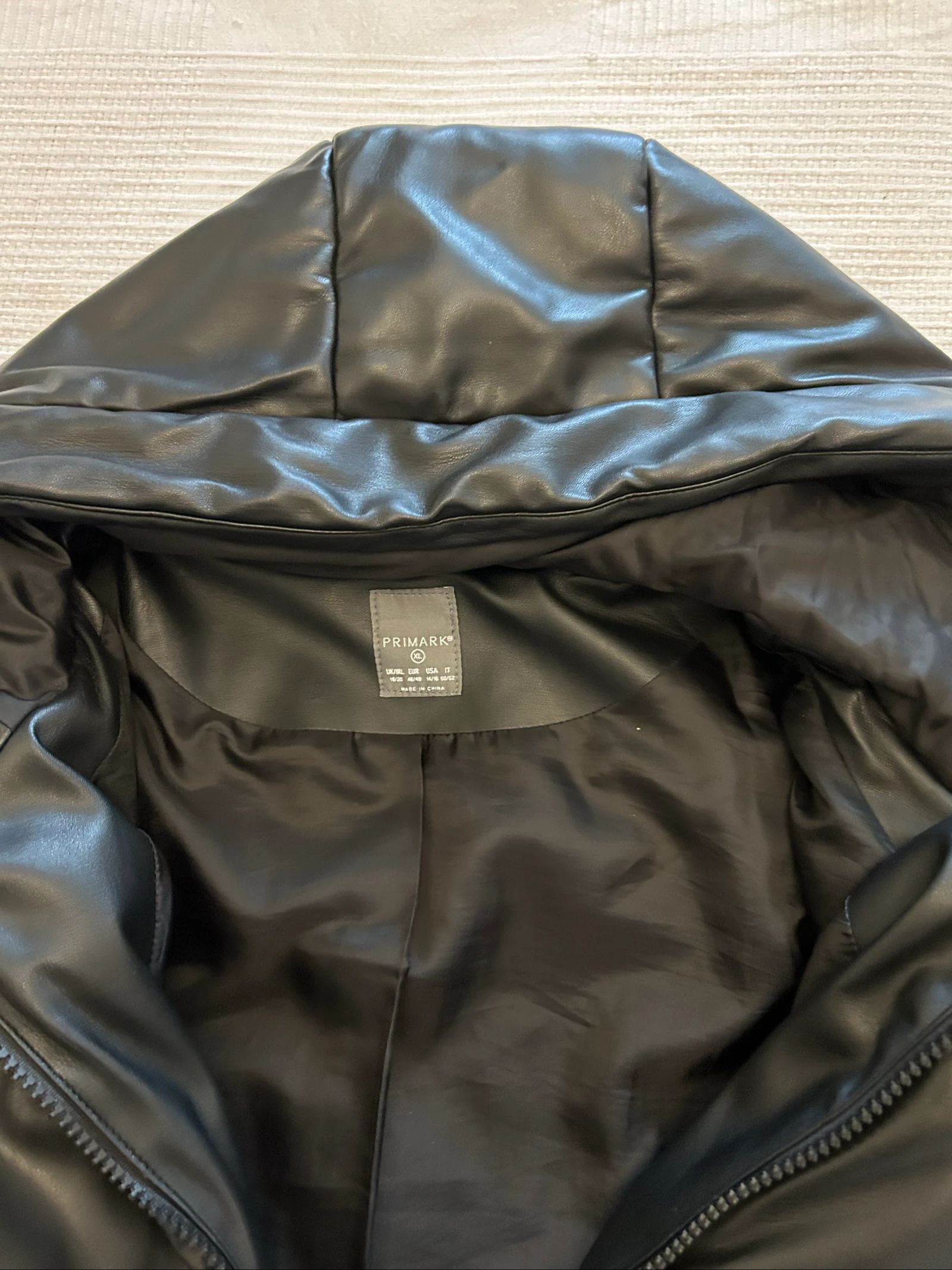 Veste matelassée noire effet cuir avec capuche taille 46/48 – photo 5